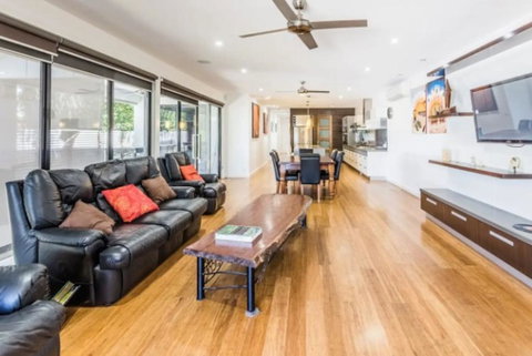 RL Apartments 3 Simms St - Tourism Gold Coast 0