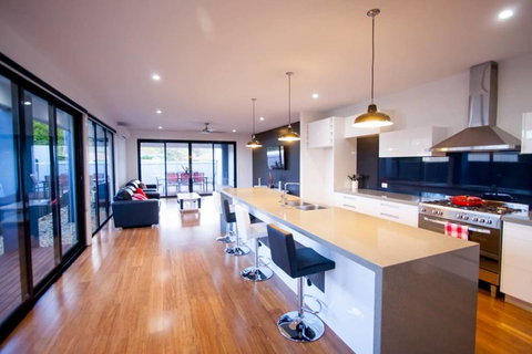 RL Apartments 3 Simms St - Tourism Gold Coast 2