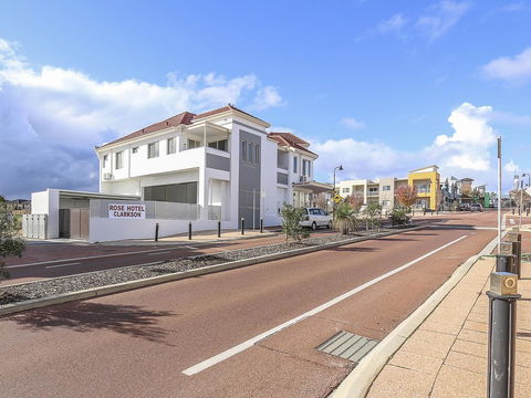 Rose Hotel Clarkson - Tourism Gold Coast 2