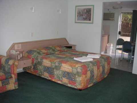 Runaway Bay Motor Inn - Tourism Gold Coast 3