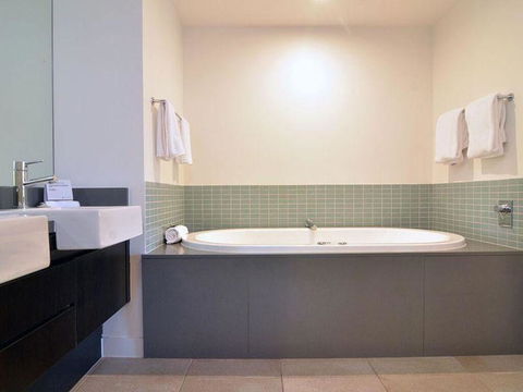 Sea Temple Port Douglas Swim Out Two Bathrooms - Direct Pool Access - Tourism Gold Coast 3