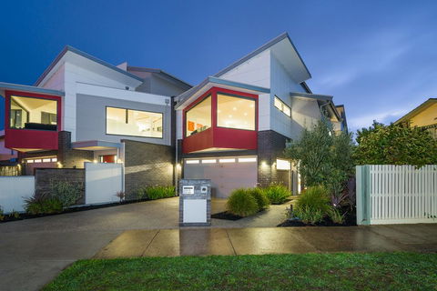 Sea View: Luxury Beachfront - Tourism Gold Coast 0