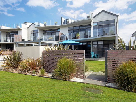 Serenity Shores (by Jervis Bay Rentals) - Tourism Gold Coast 0