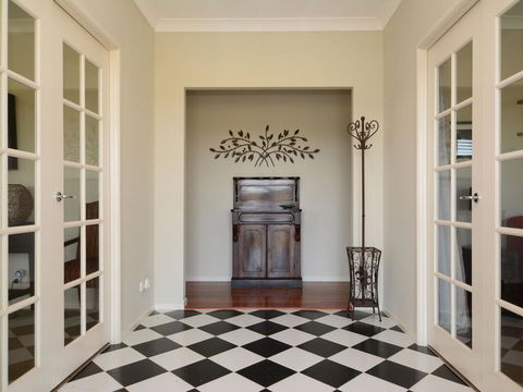 Silver Springs 6br Luxury Homestead With Wifi, Pool. Fireplace, Views, Olives And Space - Tourism Gold Coast 3