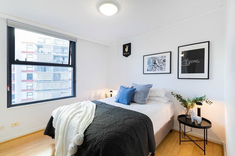 Sleek Modern Apartment Close To Everything - Tourism Gold Coast 2