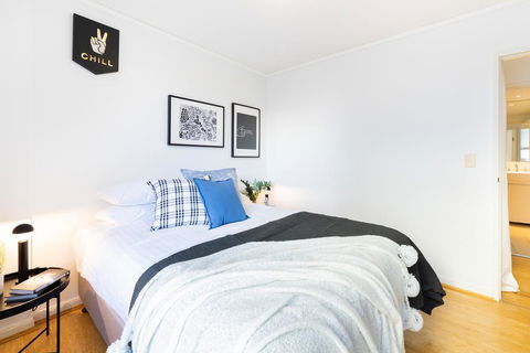 Sleek Modern Apartment Close To Everything - Tourism Gold Coast 1