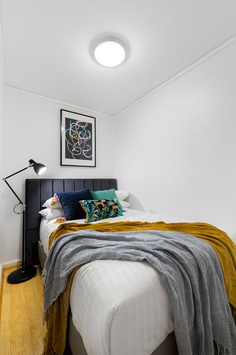 Sleek Modern Apartment Close To Everything - Tourism Gold Coast 3