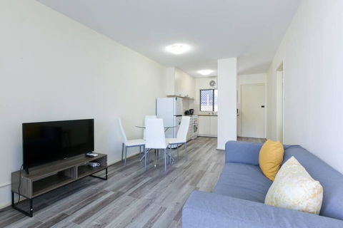 South Perth Perfect Location Free WIFI & Parking - Tourism Gold Coast 1