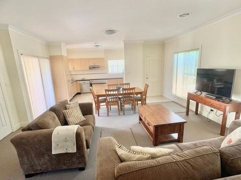 Spacious 2 Bed, 2 Bath Villa - Central Location - Quiet - Tourism Gold Coast 0