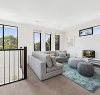 Spacious 4-Bed House with Parking and Backyard - Tourism Gold Coast