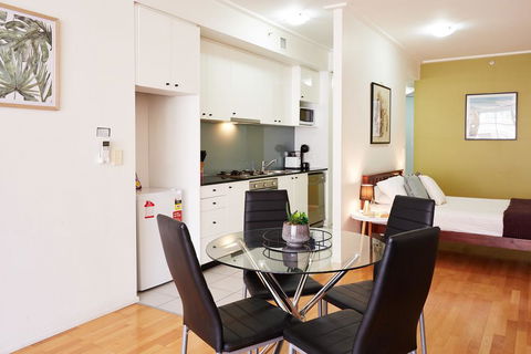 Spacious And Bright Studio In The Middle Of Town - Tourism Gold Coast 2