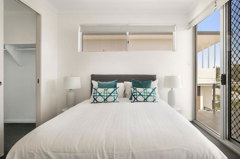 Spacious Apartment With Generous Entertaining - Tourism Gold Coast 3