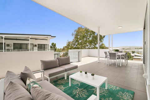 Spacious Apartment With Generous Entertaining - Tourism Gold Coast 0