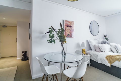Spacious Apt V Stylish Furniture Pool GYM - Tourism Gold Coast 0