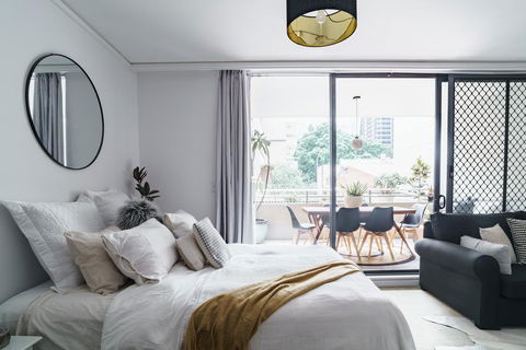 Spacious Apt V Stylish Furniture Pool GYM - Tourism Gold Coast 1