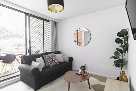 Spacious Apt V Stylish Furniture Pool GYM - Tourism Gold Coast 2