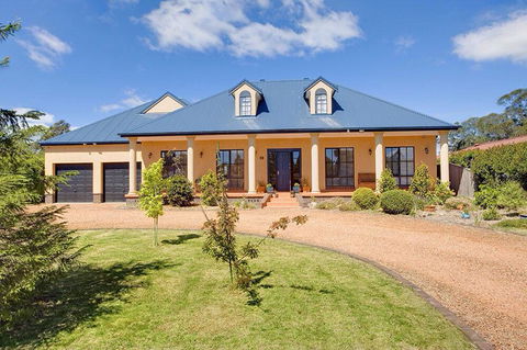 Stately Bowral Designer Home - Tourism Gold Coast 0