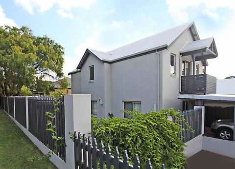 Stones-Throw - Tourism Gold Coast 0