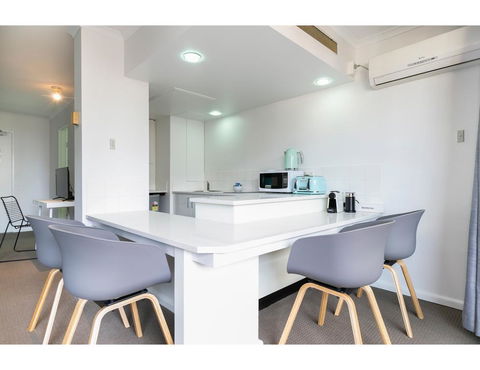 Striking And Super Convenient Studio With Balcony - Tourism Gold Coast 1