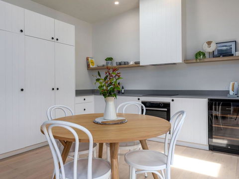 Studio By The Bay :: Jervis Bay Rentals - Tourism Gold Coast 2