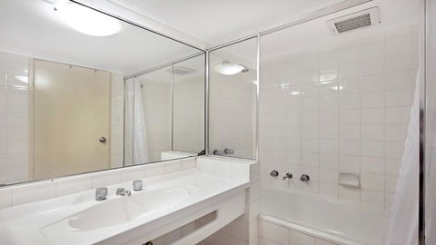 Studio With Balcony At College St - Tourism Gold Coast 3