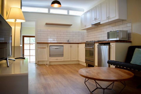 Stylish Cute Cottage In McMahons Point - Tourism Gold Coast 1