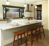 Stylish Living- Fireplace WiFi Linen 4 bdrm Beach 850m - Tourism Gold Coast