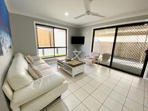 STYLISH RESIDENCE, LARGE PRIVATE YARD - CLOSE TO DREAMWORLD - Tourism Gold Coast 1