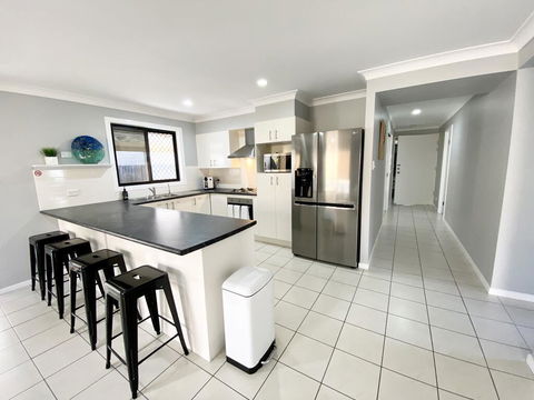 STYLISH RESIDENCE, LARGE PRIVATE YARD - CLOSE TO DREAMWORLD - Tourism Gold Coast 3