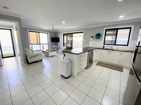 STYLISH RESIDENCE, LARGE PRIVATE YARD - CLOSE TO DREAMWORLD - Tourism Gold Coast 2