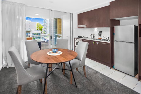 Stylish Split Level Apartment 13 Minutes From City - Tourism Gold Coast 1