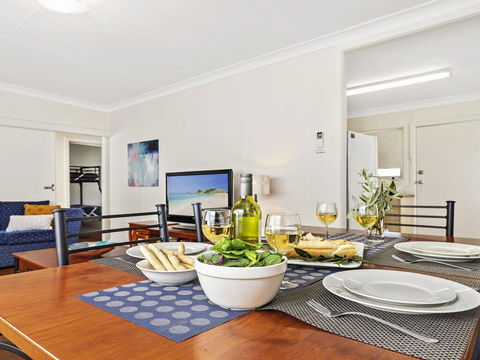 Summer Breeze - Clean And Simple, 200m To Beach - Tourism Gold Coast 3