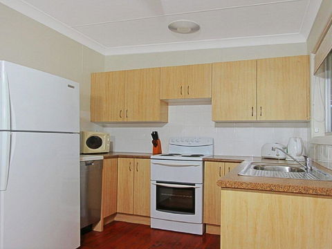 Summer Breeze - Clean And Simple, 200m To Beach - Tourism Gold Coast 2