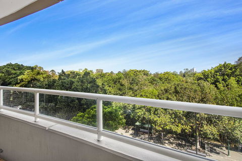 Super Convenient Apartment With Garden Views - Tourism Gold Coast 0