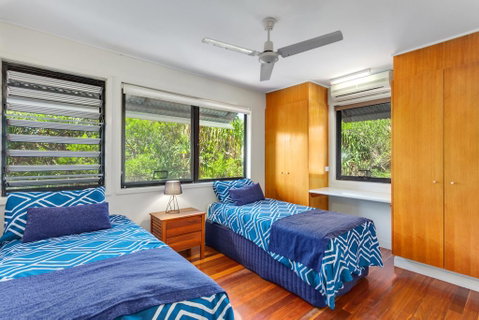 Surfside Beach House 17 - Rainbow Shores, Swimming Pool, 2 Minute Walk To Beach, Air Conditioning, Relax Here - Tourism Gold Coast 3