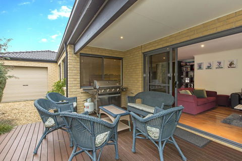 SURFSIDE GETAWAY IN PICTURESQUE INVERLOCH - Tourism Gold Coast 3