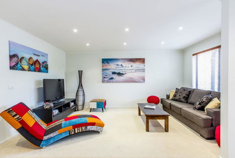 SURFSIDE GETAWAY IN PICTURESQUE INVERLOCH - Tourism Gold Coast 0