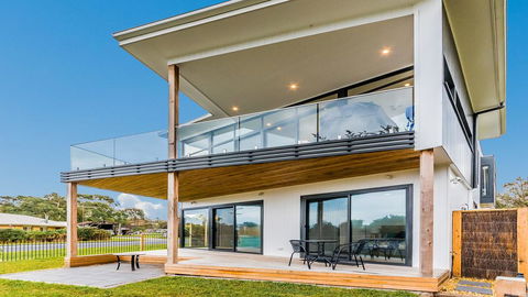SWEEPING VIEWS - FREE WIFI & NETFLIX - PET FRIENDLY (OUTSIDE ONLY) - Tourism Gold Coast 1