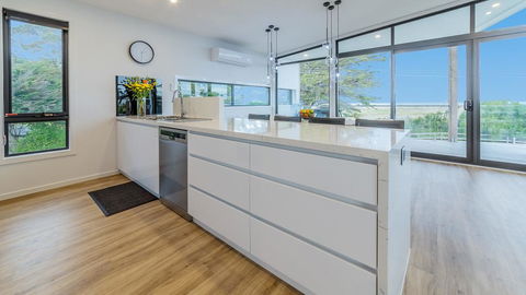SWEEPING VIEWS - FREE WIFI & NETFLIX - PET FRIENDLY (OUTSIDE ONLY) - Tourism Gold Coast 3