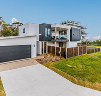 SWEEPING VIEWS - FREE WIFI  NETFLIX - PET FRIENDLY OUTSIDE ONLY - Tourism Gold Coast