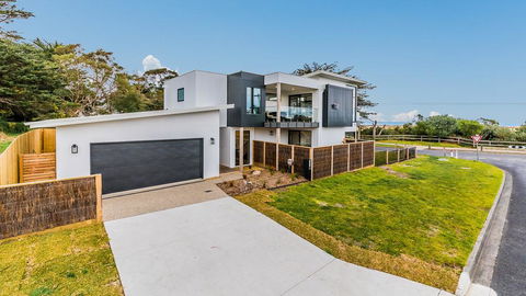 SWEEPING VIEWS - FREE WIFI & NETFLIX - PET FRIENDLY (OUTSIDE ONLY) - Tourism Gold Coast 0