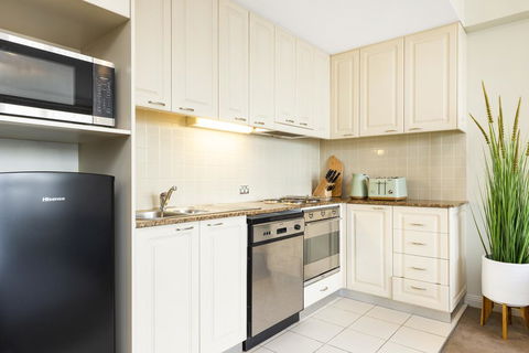 Sydney CBD 1 Bedroom Self-Contained Apartment With Spectacular Sydney Harbour View (1312 BRG) - Tourism Gold Coast 2