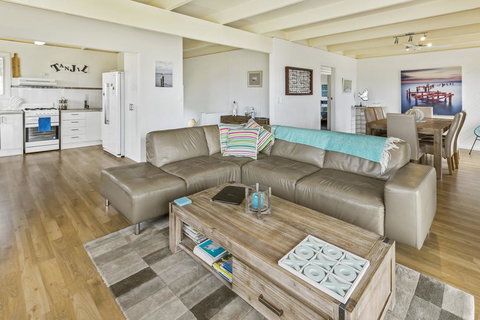 Tanjil - A Stroll From The Water In Paynesville - Tourism Gold Coast 3