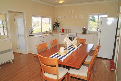 The Beach House In Berrara - Tourism Gold Coast 1