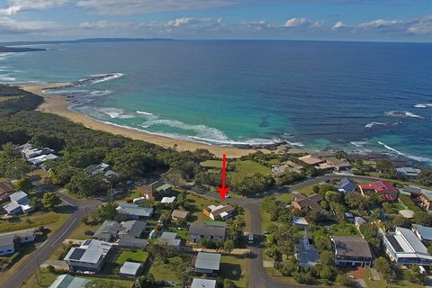 The Beach House In Berrara - Tourism Gold Coast 0