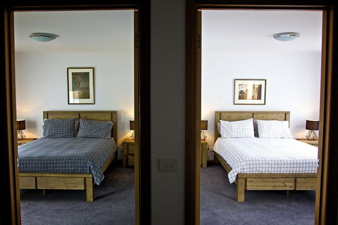 Penguin Beachfront Apartments - Tourism Gold Coast 26