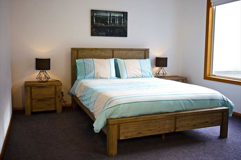 Penguin Beachfront Apartments - Tourism Gold Coast 10