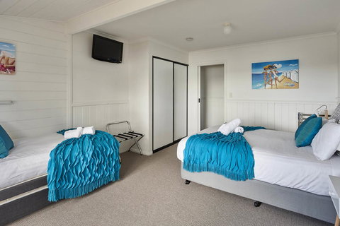 KINGFISHER COTTAGE Beachfront At The Binalong Bay - Tourism Gold Coast 3