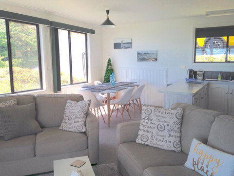 KINGFISHER COTTAGE Beachfront At The Binalong Bay - Tourism Gold Coast 24