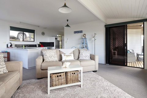 KINGFISHER COTTAGE Beachfront At The Binalong Bay - Tourism Gold Coast 22
